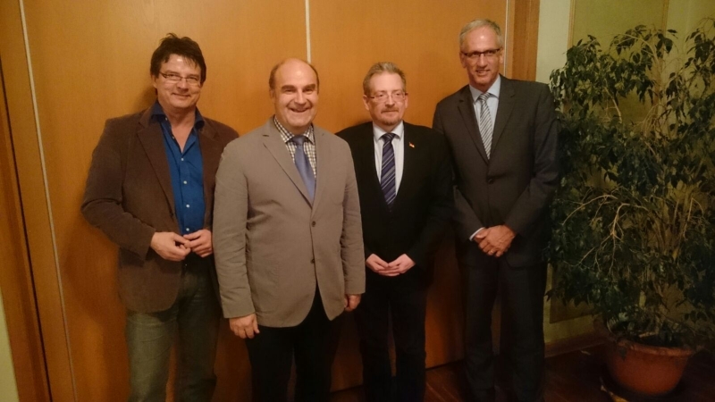 Foto: v.l.n.r. Jrg Grabowsky (SC Schoningen),Thorsten Bauer (Stadt Uslar), Michael Vietz MdB, RA Karl-Heinz Mgge