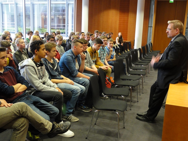 im Gespr�ch mit den Sch�lern des Campe-Gymnasiums